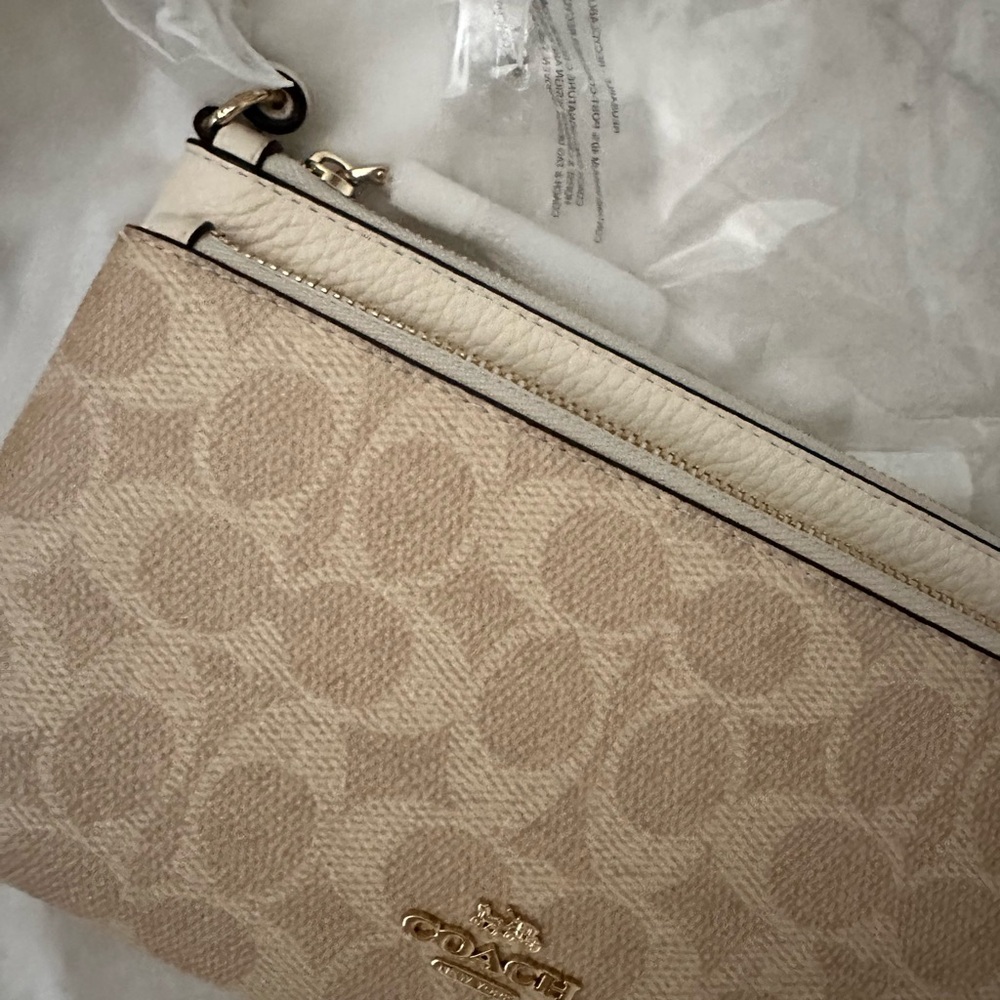 Coach Signature Canvas Wristlet in Cream and Sand w/ gold detailing - Picture 4 of 6